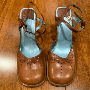 Rampage Brown Women's Y2K Heels w/ankle straps and flower design sz 8.5
